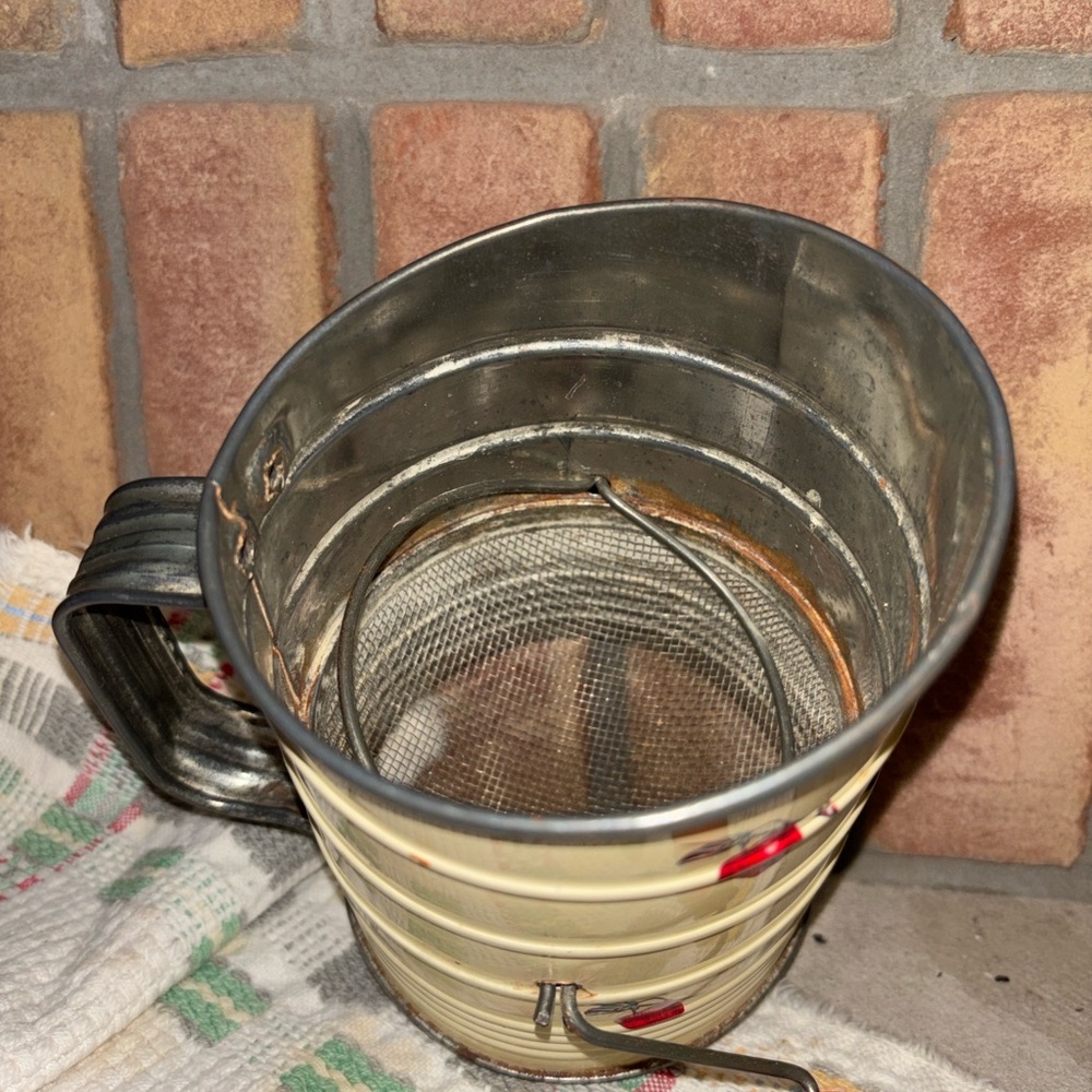 Vintage Apple Flour Sifter Hand Crank Farmhouse Kitchen Decor - Picture 5 of 5